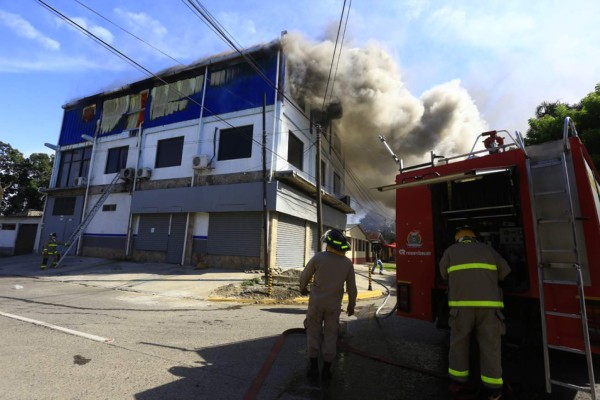 Incendio consume tercer piso de un edificio en el barrio Barandillas