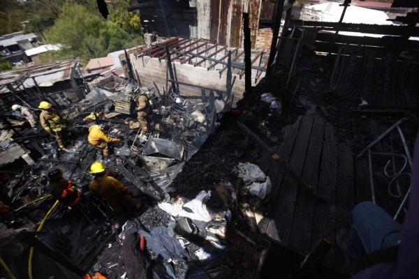Voraz incendio consume dos viviendas en la colonia Fraternidad de Tegucigalpa