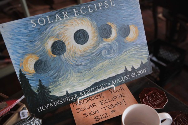 Locura en EUA por primer eclipse total de sol en 99 años