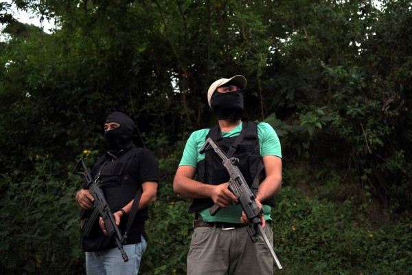 El Salvador: Con chaleco antibalas y pistola, un alcalde patrulla su asediado pueblo