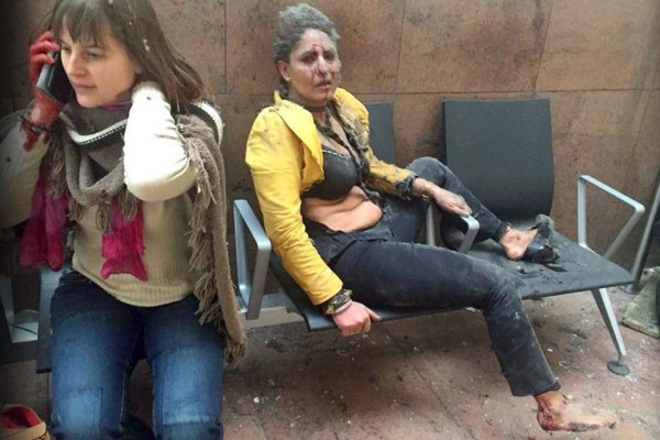 Imagen de azafata conmociona tras los atentados en Bélgica