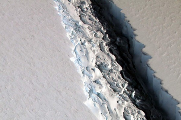 Un enorme iceberg a punto de despegarse de la Antártida