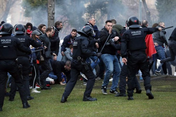 Pelea entre aficionados del Lyon y Barcelona deja heridos y detenidos