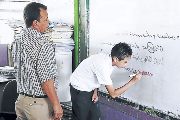 Escolares hondureños reprobados en escritura y números