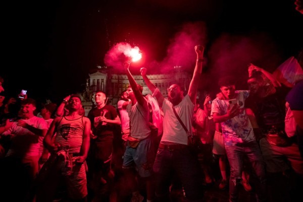 Italianos celebran con euforia la conquista de la Eurocopa