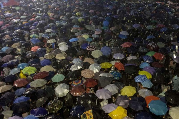 Bajo una copiosa lluvia, miles de catalanes se escondieron bajo sus paraguas para protestar por la independencia.