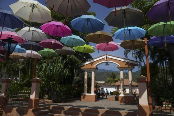 También, el Paseo de las Sombrillas es un sitio encantador que cuenta con alrededor de 70 sombrillas que cuelgan frente a la Casa de la Cultura y 240 más frente al parque central.