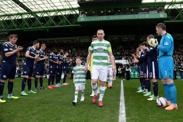 Emilio Izaguirre y el Celtic celebran el título con un empate