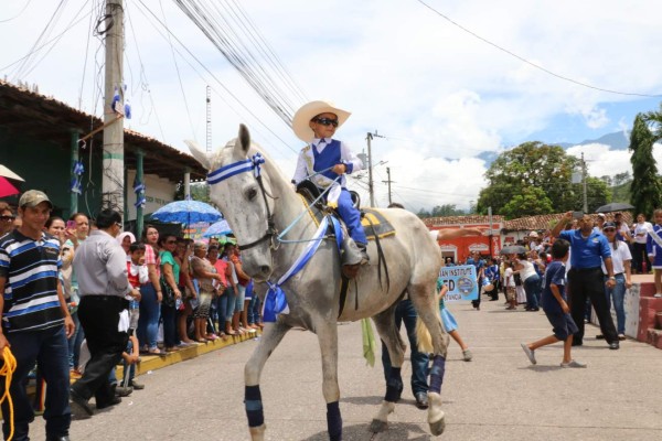 Identidad y folclor en desfiles patrios