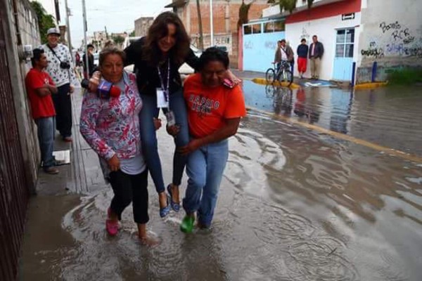 La llaman 'Lady reportera' por no mojarse los pies en una inundación