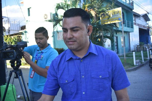 Policía agrede en La Ceiba a corresponsal de televisión