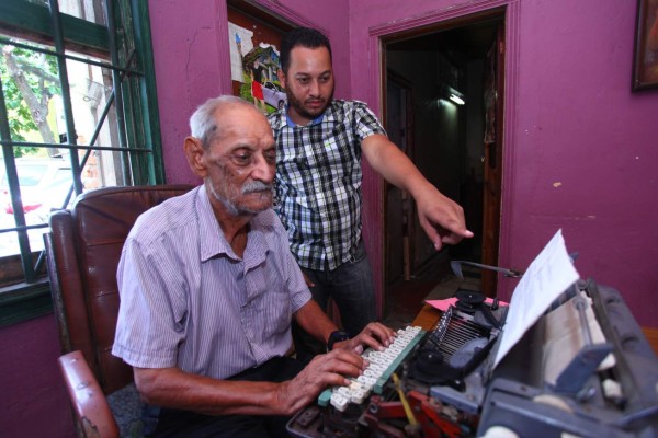 Hondureño lleva 70 años tecleando en máquina de escribir 