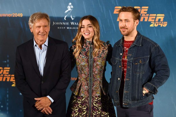 (FromL) US actor Harrison Ford, Cuban actress Ana de Armas and Canadian actor Ryan Gosling pose during the photocall of the film 'Blade Runner 2049' in Madrid on September 19, 2017. / AFP PHOTO / GABRIEL BOUYS