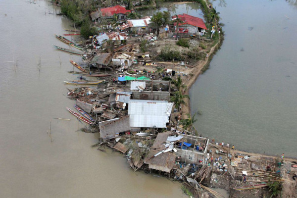Filipinas: Miles buscan agua en medio de los cadáveres y el desastre