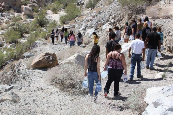 Juez de Arizona revoca condena a voluntarias de grupo que auxilia a migrantes
