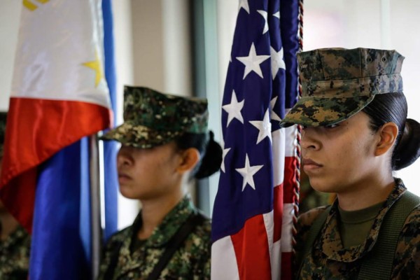Pie de foto: El brigadier general de los EE.UU. John Jansen de los Cuerpos de la Marina de EUA., habla durante la ceremonia de apertura de los Ejercicios Militares Anfibios en Tierra entre Filipinas y EUA (PHIBLEX) en un campo militar hoy en Manila, Filipinas. EFE