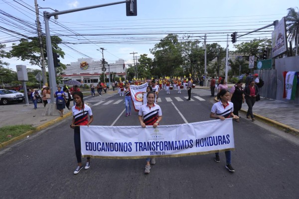 Más de 2,000 estudiantes marchan para promover la paz y la familia