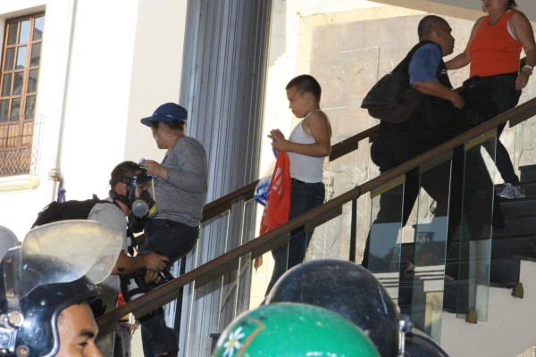 Libre arma zafarrancho nunca antes visto en el Congreso de Honduras