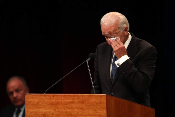 Joe Biden rompe en llanto en funeral de John McCain en Arizona