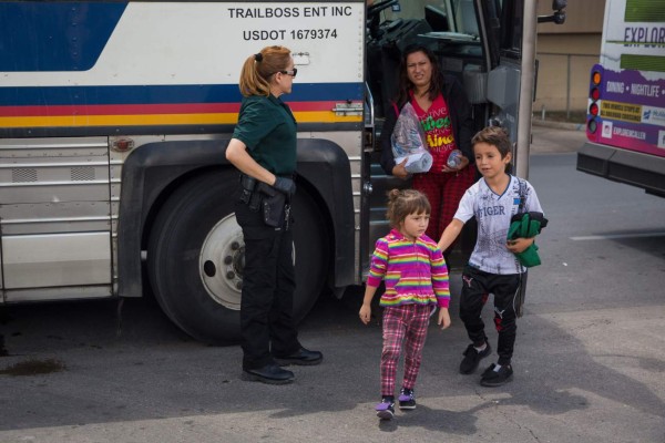 Nueva York recibe niños inmigrantes y anuncia demanda contra Trump