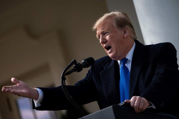 Trump cita 'invasión' en frontera para justificar su decreto sobre el muro