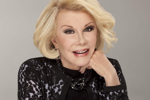 Joan Rivers sigue grave, famosos oran por su salud