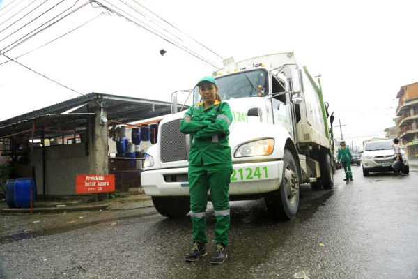 Exreina de belleza maneja camión recolector de basura