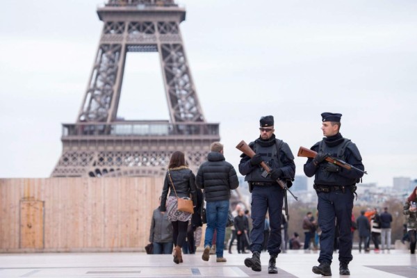 Francia amplía dos meses emergencia por atentados yihadistas
