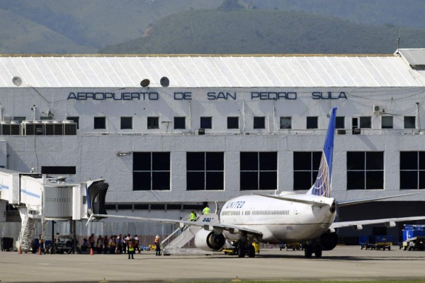 Programan vuelos, pero Gobierno aún no autoriza abrir aeropuertos