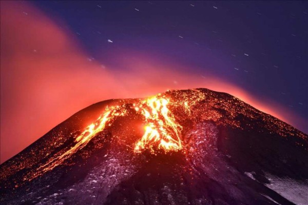 Evacúan a 3,000 personas por erupción del volcán Villarrica en Chile