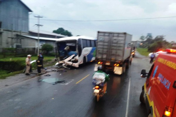 Choque de buses deja varios heridos en carretera a Tela