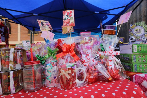 Listas las flores y regalos para mamá