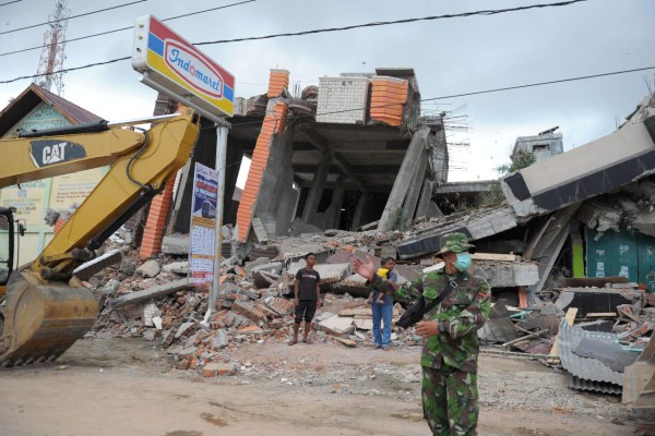 Indonesia pide ayuda tras sismo que dejó más de 100 muertos