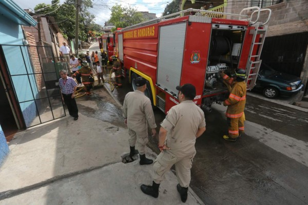 La rápida respuesta de los Bomberos evitó que el fuego consumiera toda la vivienda.