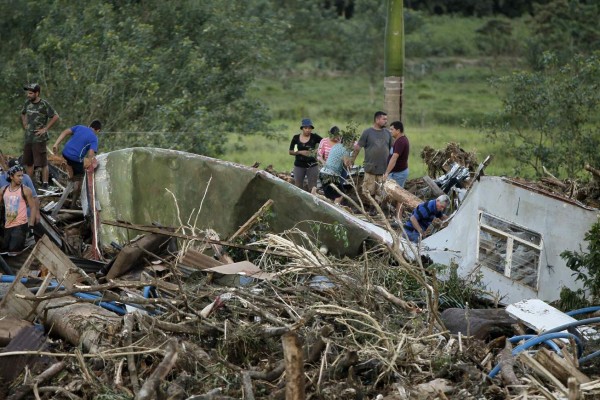 SJS032. BIJAGUA (COSTA RICA), 25/11/2016.- Vecinos buscan el cuerpo de una bebé de ocho meses que fue arrastrada por una avalancha de barro hoy, viernes 25 de noviembre de 2016, en Bijagua (Costa Rica). Las muertes a causa del huracán Otto en Costa Rica aumentaron a 9, entre ellos dos menores, informaron hoy las autoridades del país. EFE/Jeffrey Arguedas