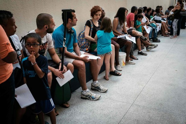 Brasileños abarrotan centros de vacunación por fiebre amarilla