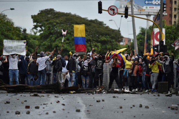 Miles protestan por cuarto día consecutivo contra reforma tributaria en Colombia