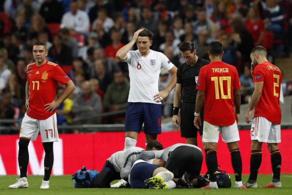 Futbolista sufre terrible caída y da el susto en el Inglaterra - España