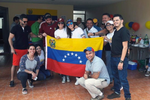 Venezolanos votan en plebiscito desde varias ciudades de Honduras