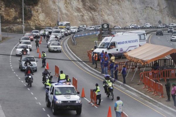 Bajo resguardo policial y militar regresan miles de veraneantes