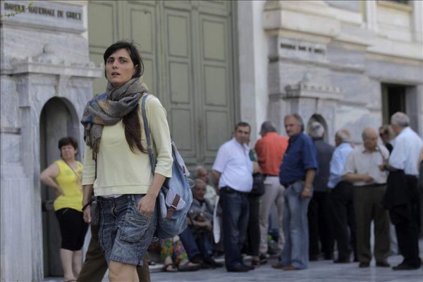 Griegos viven con incertidumbre primer día de cierre bancario