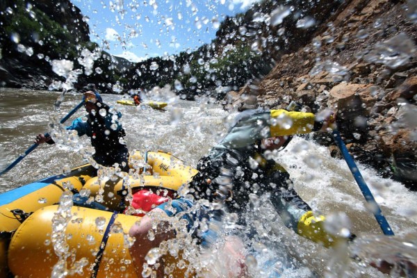 ACOMPAÑA CRÓNICA: PERÚ AVENTURA LIM301. RÍO MANTARO (PERÚ), 01/09/2015.- Fotografía sin fecha cedida por Amazon Express hoy, martes 1 de septiembre de 2015, de expedicionarios afrontando los rápidos del río Mantaro en la sierra central del Perú. El Amazonas, el río más largo y caudaloso del mundo, tiene desde hace tres años una nueva ruta más extensa cuyos peligros, como el narcotráfico y el bandidaje, quedaron registrados por sus primeros navegantes en el documental 'Peeled faces' (Caras peladas), que el lunes se presentó en Lima. EFE/Erich Schlegel/AMAZON EXPRESS/SOLO USO EDITORIAL/NO VENTAS