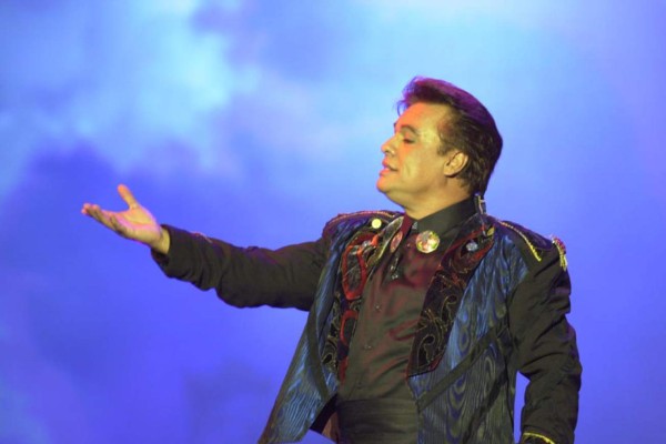 Juan Gabriel vuelve a emocionar a seguidores seis meses después de su muerte