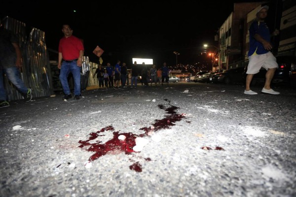 Pelea entre barras de Motagua y Olimpia deja un aficionado muerto