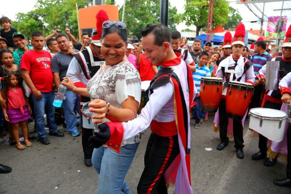 Hondureños demuestran civismo en desfiles patrios