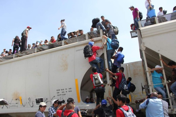 Investigan a policías mexicanos por secuestro de migrantes