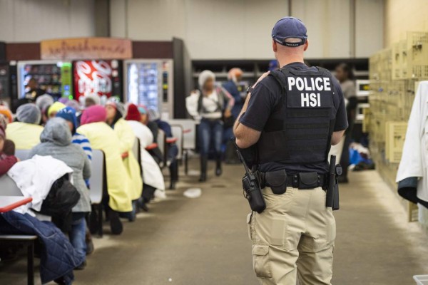 ICE hace una redada histórica de 680 inmigrantes en Misisipi