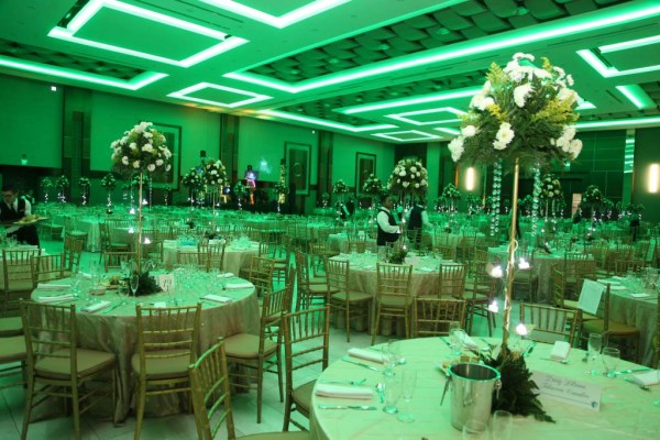 La gala fue adornada con flores blancas y efectos led verde.