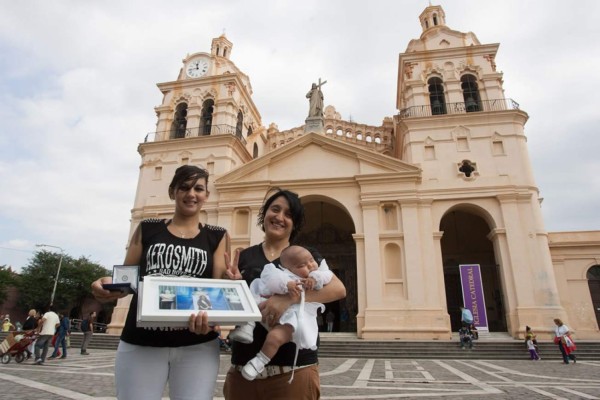 Cristina Fernández amadrina a hija de lesbianas bautizada en Argentina