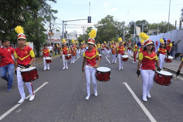 Más de 2,000 estudiantes marchan para promover la paz y la familia